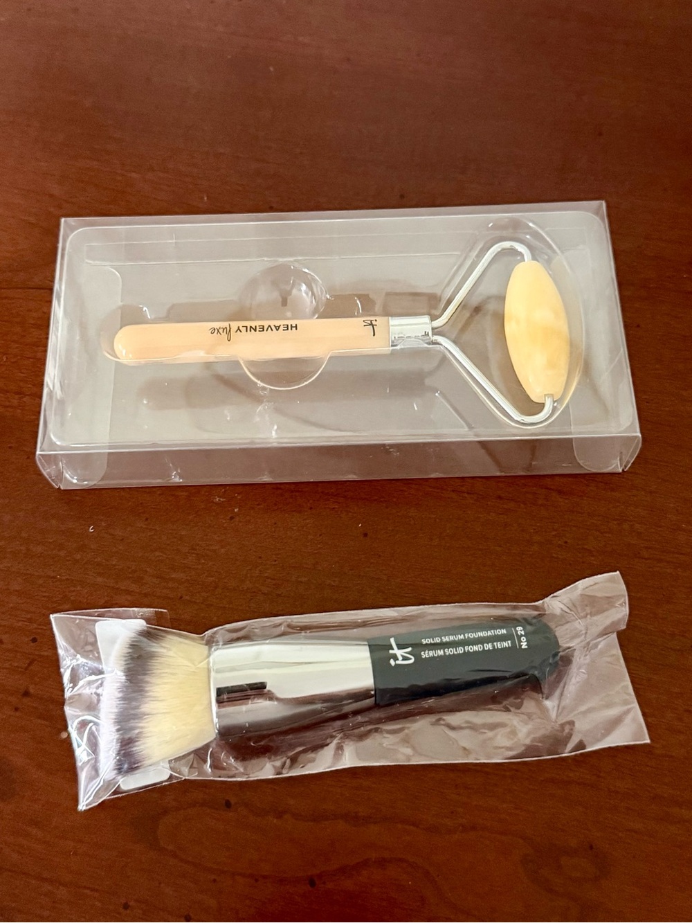 Duo IT Cosmetics Heavenly Luxe Citrine Roller & Foundation Brush 29